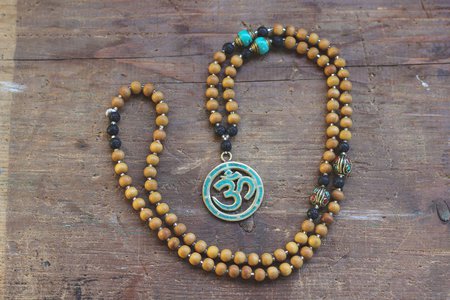 Om//Aum Mala